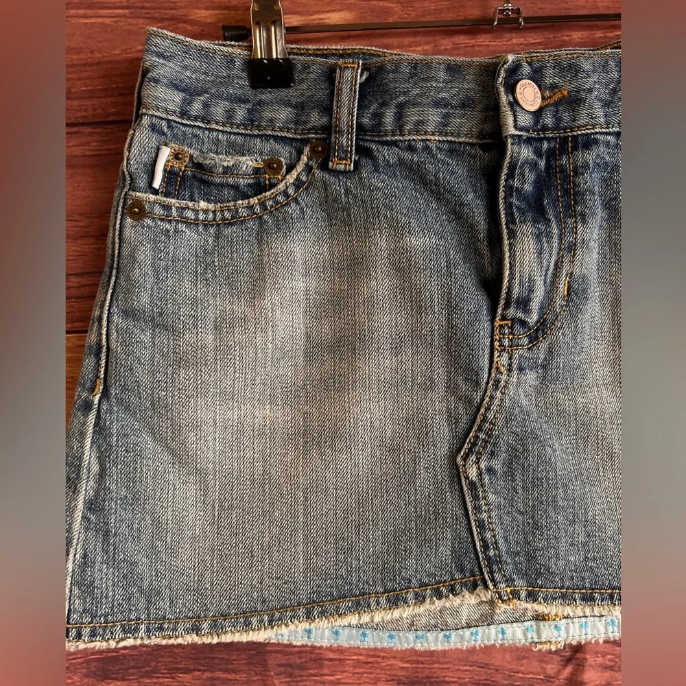 Hollister Womens Denim Mini Skirt Size 3 Medium Wash Raw Hem Y2K Low Rise Cotton